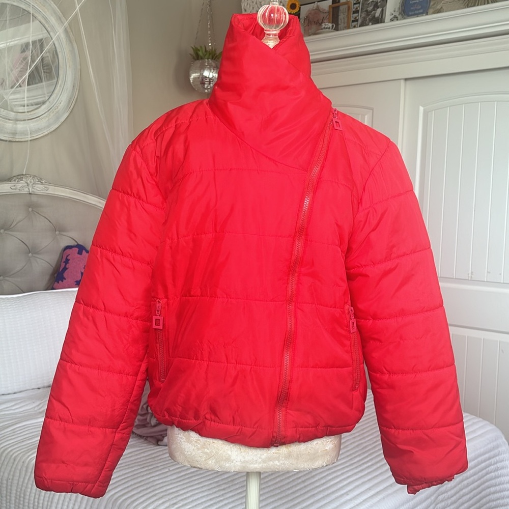Bright Red Puffer - Picture 2 of 4